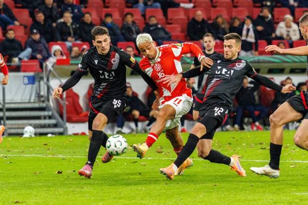 MAINZ, DEUTSCHLAND - OCTOBER 23: Armindo Sieb (1. FSV Mainz 05, 11) on the way to goal challenged by Duje?Dujmovi? (HäK?Zrinjski?Mostar,?55) and Marijan??avar (HäK?Zrinjski?Mostar,?42) during the match between 1. FSV Mainz 05 vs. HäK Zrinjski Mostar at MEWA Arena on matchday 2 on October 23, 2025 in Mainz, Deutschland. Rheinland-Pfalz Deutschland Copyright: xBEAUTIFULxSPORTS Hahnex