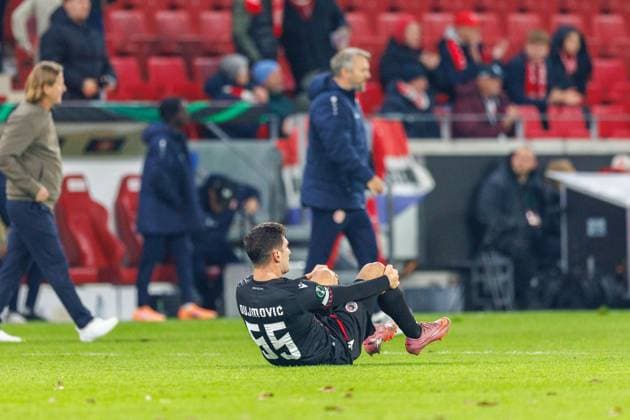 MAINZ, DEUTSCHLAND - OCTOBER 23: Duje?Dujmovi? (HäK?Zrinjski?Mostar,?55) and teammates look dejected following the team s defeat during the match between 1. FSV Mainz 05 vs. HäK Zrinjski Mostar at MEWA Arena on matchday 2 on October 23, 2025 in Mainz, Deutschland. Rheinland-Pfalz Deutschland Copyright: xBEAUTIFULxSPORTS Hahnex