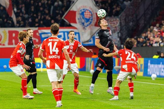 MAINZ, DEUTSCHLAND - OCTOBER 23: Stefano?Surdanovic (HSK?Zrinjski?Mostar,?23) with a header while challenged by Sota Kawasaki (1. FSV Mainz 05, 24) during the match between 1. FSV Mainz 05 vs. HSK Zrinjski Mostar at MEWA Arena on matchday 2 on October 23, 2025 in Mainz, Deutschland. Rheinland-Pfalz Deutschland Copyright: xBEAUTIFULxSPORTS Hahnex