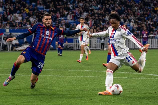 Lyon, France, October 23th 2025 Adrian Leon Barisic (26 Basel) against Malick Fofana (11 Lyon) during the Europa League football match between Olympique Lyon and FC Basel 1893 at OL Stadium in Lyon, France. Pascal von Büren (Pascal von Büren SPP) Copyright: xPascalxvonxBürenx xSPPx spp-en-PaVoBSp-PAVO_Lyon-55
