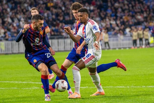 Lyon, France, October 23th 2025 Adrian Leon Barisic (26 Basel) against Abner Vinicius (16 Lyon) during the Europa League football match between Olympique Lyon and FC Basel 1893 at OL Stadium in Lyon, France. Pascal von Büren (Pascal von Büren SPP) Copyright: xPascalxvonxBürenx xSPPx spp-en-PaVoBSp-PAVO_Lyon-57