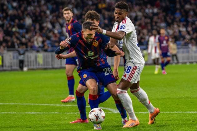 Lyon, France, October 23th 2025 battle for the ball between Adrian Leon Barisic (26 Basel) and Abner Vinicius (16 Lyon) during the Europa League football match between Olympique Lyon and FC Basel 1893 at OL Stadium in Lyon, France. Pascal von Büren (Pascal von Büren SPP) Copyright: xPascalxvonxBürenx xSPPx spp-en-PaVoBSp-PAVO_Lyon-58