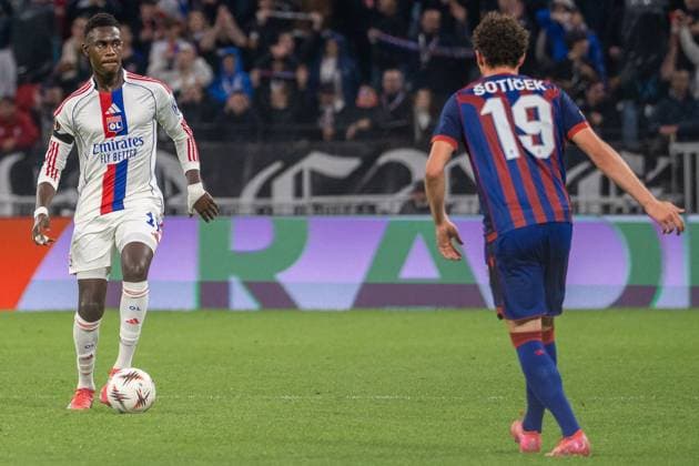Lyon, France, October 23th 2025 Moussa NiakhatÃ (19 Lyon) and Marin Soticek (19 Basel) during the Europa League football match between Olympique Lyon and FC Basel 1893 at OL Stadium in Lyon, France. Pascal von Büren (Pascal von Büren SPP) Copyright: xPascalxvonxBürenx xSPPx spp-en-PaVoBSp-PAVO_Lyon-66