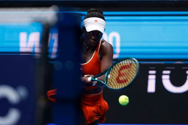 October 24, 2025, Tokyo, Japan: Victoria MBOKO (CAN) returns a shot against Elena RYBAKINA (KAZ) during their Quarter Final match at the Toray Pan Pacific Open Tennis at Ariake Colosseum in Tokyo. The tournament runs from October 20 to 26. Rybakina won 6-3, 7-6 Tokyo Japan - ZUMAm191 20251024_aap_m191_011 Copyright: xRodrigoxReyesxMarinx