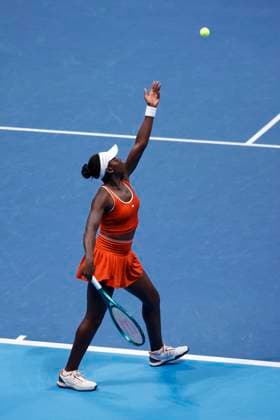 October 24, 2025, Tokyo, Japan: Victoria MBOKO (CAN) serves against Elena RYBAKINA (KAZ) during their Quarter Final match at the Toray Pan Pacific Open Tennis at Ariake Colosseum in Tokyo. The tournament runs from October 20 to 26. Rybakina won 6-3, 7-6 Tokyo Japan - ZUMAm191 20251024_aap_m191_014 Copyright: xRodrigoxReyesxMarinx