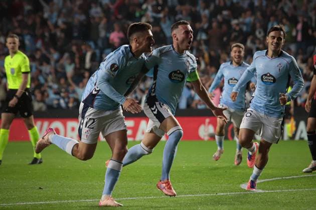October 23, 2025, Vigo, Galicia, Spain: VIGO, SPAIN - OCTOBER, 23: Iago Aspas of Celta Vigo celebrates scoring his team s first goal with teammates during the Europe League match between RC Celta de Vigo and OGC Nice at Abanca-Balaidos Stadium on October 23, 2025 in Vigo, Spain Vigo Spain - ZUMAi112 20251023_zip_i112_004 Copyright: xAdrianxIragox Vigo Spain - ZUMA0838 20251023_zip_i112_004 Copyright: xIMAGO AdrianxIragox