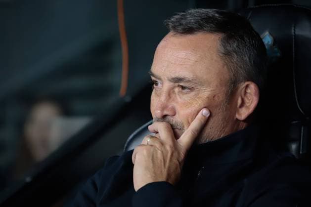 October 23, 2025, Vigo, Galicia, Spain: VIGO, SPAIN. OCTOBER 23: OGC Nice head coach Franck Haise watches from the bench during the Europa League match between RC Celta and OGC Nice at Abanca-Balaidos Stadium in Vigo on October 23, 2025. Vigo Spain - ZUMAi112 20251023_zip_i112_005 Copyright: xAdrianxIragox Vigo Spain - ZUMA0838 20251023_zip_i112_005 Copyright: xIMAGO AdrianxIragox