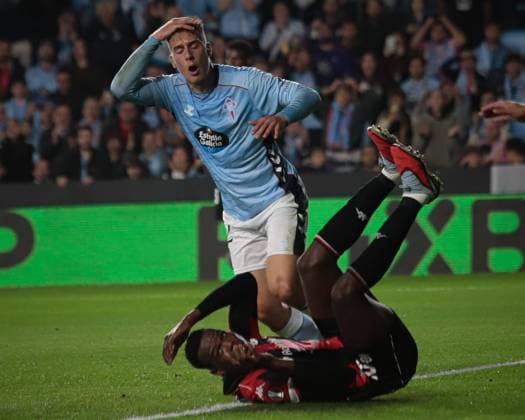 October 23, 2025, Vigo, Galicia, Spain: VIGO, SPAIN. OCTOBER 23: Hugo Sotelo during the start of the Europa League match between RC CELTA and OGC Nice at the Abanca-Balaidos Stadium in Vigo on October 23, 2025. Vigo Spain - ZUMAi112 20251023_zip_i112_012 Copyright: xAdrianxIragox Vigo Spain - ZUMA0838 20251023_zip_i112_012 Copyright: xIMAGO AdrianxIragox