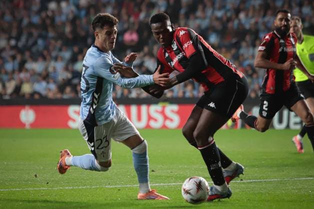 October 23, 2025, Vigo, Galicia, Spain: VIGO, SPAIN - OCTOBER 23:Hugo oÂlvarez looks to control the ball during the Europe League match between RC Celta de Vigo and OGC Nice at Abanca-Balaidos Stadium on October 23, 2025 in Vigo, Spain. Vigo Spain - ZUMAi112 20251023_zip_i112_015 Copyright: xAdrianxIragox Vigo Spain - ZUMA0838 20251023_zip_i112_015 Copyright: xIMAGO AdrianxIragox