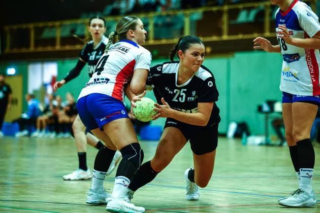 Handball I Women I Season 2025 2026 I Regionalliga Nord I 5 Matchday I SV Henstedt Ulzburg II HT Norderstedt I 23 10 2025 Marie König 4, HT Norderstedt Marla Adler 25, SV Henstedt Ulzburg II Copyright: xLobeca RalfxHomburgx