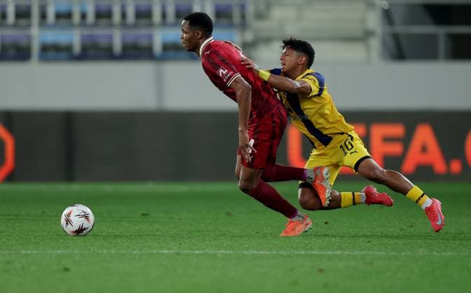 Maccabi Tel-Aviv v Midtjylland, UEFA Europa League 2025 2026 Backa Topola, Serbia. 23rd October 2025. Midtjylland s Ousmane Diao (L) vies with Maccabi Tel-Aviv s Kervin Andrade (R) during the UEFA Europa League football match between Maccabi Tel-Aviv and Midtjylland in Backa Topola, Serbia on Oct. 23, 2025. Backa Topola Serbia Copyright: xPedjaxMilosavljevic STARSPORTx x