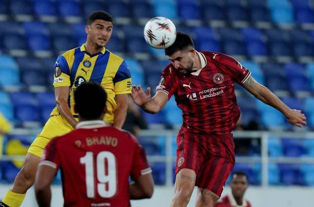 Maccabi Tel-Aviv v Midtjylland, UEFA Europa League 2025 2026 Backa Topola, Serbia. 23rd October 2025. Midtjylland s Martin Erlic (R) during the UEFA Europa League football match between Maccabi Tel-Aviv and Midtjylland in Backa Topola, Serbia on Oct. 23, 2025. Backa Topola Serbia Copyright: xPedjaxMilosavljevic STARSPORTx x