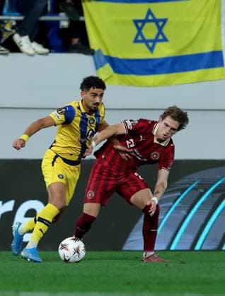 Maccabi Tel-Aviv v Midtjylland, UEFA Europa League 2025 2026 Backa Topola, Serbia. 23rd October 2025. Midtjylland s Valdemar Andreasen (R) vies with Maccabi Tel-Aviv s Roy Revivo (L) during the UEFA Europa League football match between Maccabi Tel-Aviv and Midtjylland in Backa Topola, Serbia on Oct. 23, 2025. Backa Topola Serbia Copyright: xPedjaxMilosavljevic STARSPORTx x