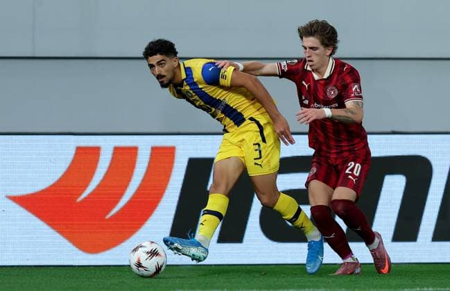 Maccabi Tel-Aviv v Midtjylland, UEFA Europa League 2025 2026 Backa Topola, Serbia. 23rd October 2025. Midtjylland s Valdemar Andreasen (R) vies with Maccabi Tel-Aviv s Roy Revivo (L) during the UEFA Europa League football match between Maccabi Tel-Aviv and Midtjylland in Backa Topola, Serbia on Oct. 23, 2025. Backa Topola Serbia Copyright: xPedjaxMilosavljevic STARSPORTx x