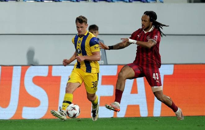 Maccabi Tel-Aviv v Midtjylland, UEFA Europa League 2025 2026 Backa Topola, Serbia. 23rd October 2025. Midtjylland s Kevin Mbabu (R) vies with Maccabi Tel-Aviv s Itamar Noy (L) during the UEFA Europa League football match between Maccabi Tel-Aviv and Midtjylland in Backa Topola, Serbia on Oct. 23, 2025. Backa Topola Serbia Copyright: xPedjaxMilosavljevic STARSPORTx x