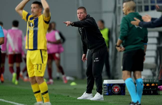 Maccabi Tel-Aviv v Midtjylland, UEFA Europa League 2025 2026 Backa Topola, Serbia. 23rd October 2025. Midtjylland s head coach Mike Tullberg during the UEFA Europa League football match between Maccabi Tel-Aviv and Midtjylland in Backa Topola, Serbia on Oct. 23, 2025. Backa Topola Serbia Copyright: xPedjaxMilosavljevic STARSPORTx x