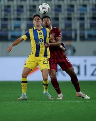 Maccabi Tel-Aviv v Midtjylland, UEFA Europa League 2025 2026 Backa Topola, Serbia. 23rd October 2025. Midtjylland s Pedro Bravo vies with Maccabi Tel-Aviv s Ben Laderman (L) during the UEFA Europa League football match between Maccabi Tel-Aviv and Midtjylland in Backa Topola, Serbia on Oct. 23, 2025. Backa Topola Serbia Copyright: xPedjaxMilosavljevic STARSPORTx x