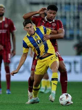 Maccabi Tel-Aviv v Midtjylland, UEFA Europa League 2025 2026 Backa Topola, Serbia. 23rd October 2025. Midtjylland s Pedro Bravo vies with Maccabi Tel-Aviv s Ben Laderman (L) during the UEFA Europa League football match between Maccabi Tel-Aviv and Midtjylland in Backa Topola, Serbia on Oct. 23, 2025. Backa Topola Serbia Copyright: xPedjaxMilosavljevic STARSPORTx x