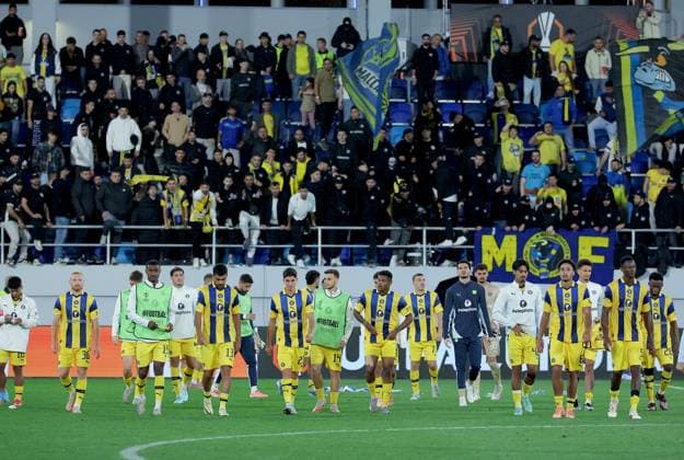 Maccabi Tel-Aviv v Midtjylland, UEFA Europa League 2025 2026 Backa Topola, Serbia. 23rd October 2025. Maccabi Tel-Aviv s players with supporters after the UEFA Europa League football match between Maccabi Tel-Aviv and Midtjylland in Backa Topola, Serbia on Oct. 23, 2025. Backa Topola Serbia Copyright: xPedjaxMilosavljevic STARSPORTx x
