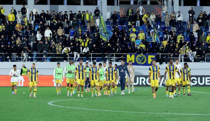 Maccabi Tel-Aviv v Midtjylland, UEFA Europa League 2025 2026 Backa Topola, Serbia. 23rd October 2025. Maccabi Tel-Aviv s players with supporters after the UEFA Europa League football match between Maccabi Tel-Aviv and Midtjylland in Backa Topola, Serbia on Oct. 23, 2025. Backa Topola Serbia Copyright: xPedjaxMilosavljevic STARSPORTx x