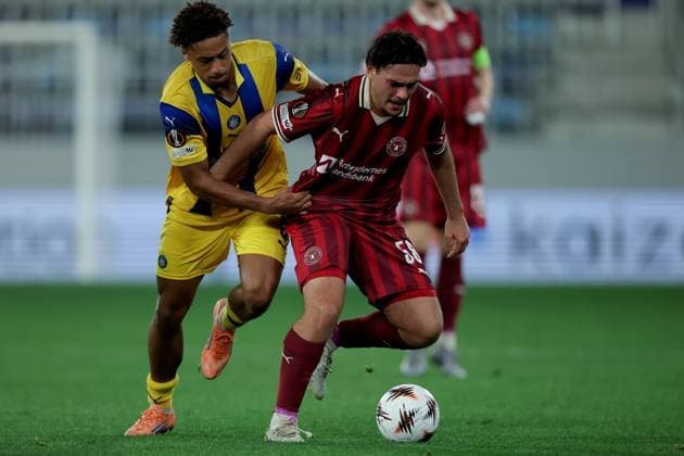 Maccabi Tel-Aviv v Midtjylland, UEFA Europa League 2025 2026 Backa Topola, Serbia. 23rd October 2025. Maccabi Tel-Aviv s Tyrese Asante (L) and Midjylland s Aral Simsir (R) during the UEFA Europa League football match between Maccabi Tel-Aviv and Midtjylland in Backa Topola, Serbia on Oct. 23, 2025. Backa Topola Serbia Copyright: xPedjaxMilosavljevic STARSPORTx x