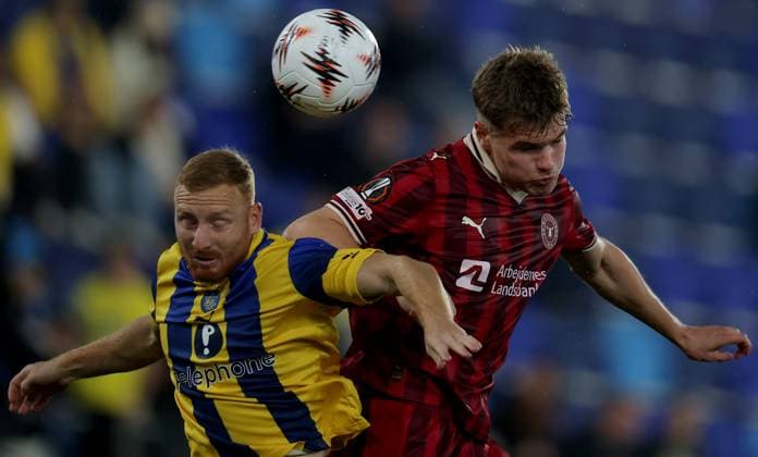 Maccabi Tel-Aviv v Midtjylland, UEFA Europa League 2025 2026 Backa Topola, Serbia. 23rd October 2025. Maccabi Tel-Aviv s Ido Shahar (L) and Midjylland s Victor Bak Jensen (R) during the UEFA Europa League football match between Maccabi Tel-Aviv and Midtjylland in Backa Topola, Serbia on Oct. 23, 2025. Backa Topola Serbia Copyright: xPedjaxMilosavljevic STARSPORTx x