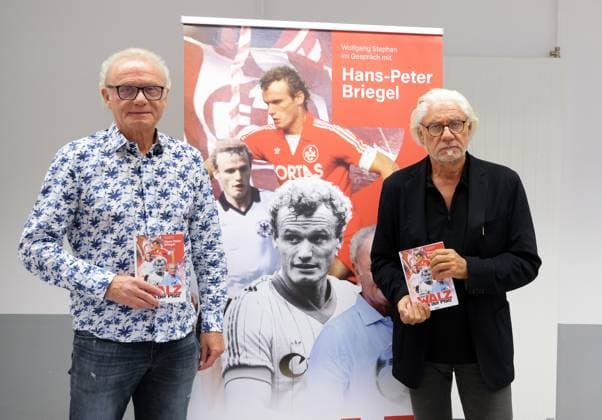 Fussball - 2. Bundesliga - Saison 2025 26 1. FC Kaiserslautern 24.10:2025 Fritz-Walter-Stadion Buchvorstellung mit Hans-Peter BRIEGEL und Autor Wolfgang STEPHAN 1. FC Kaiserslautern *** Football 2 Bundesliga Season 2025 26 1 FC Kaiserslautern 24 10 2025 Fritz Walter Stadium Book presentation with Hans Peter BRIEGEL and author Wolfgang STEPHAN 1 FC Kaiserslautern