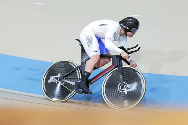2025 Tissot UCI Track World Championships Picture by Alex Whitehead SWpix.com - 24 10 2025 - Cycling - 2025 Tissot UCI Track World Championships - Velodromo PenalolÃ n, Santiago, Chile - Men™s 1km Time Trial - Qualifying - Taeho Choi (Korea) Copyright: x xSWpix.comx(t axPhotographyxHubxLtd)xAlexxWhitehead SWpix.comx SWP-3030-11018