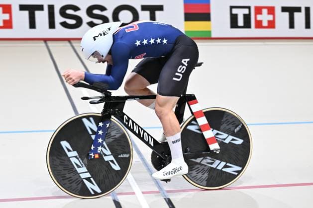 2025 Tissot UCI Track World Championships Picture by Simon Wilkinson SWpix.com - 24 10 2025 - Cycling - 2025 Tissot UCI Track World Championships - Velodromo PenalolÃ n, Santiago, Chile - Men™s 1km Time Trial - Qualifying - David Domonoske (USA) Copyright: x xSWpix.comx(t axPhotographyxHubxLtd)xSimonxWilkinson SWpix.comx SWP-3030-11020