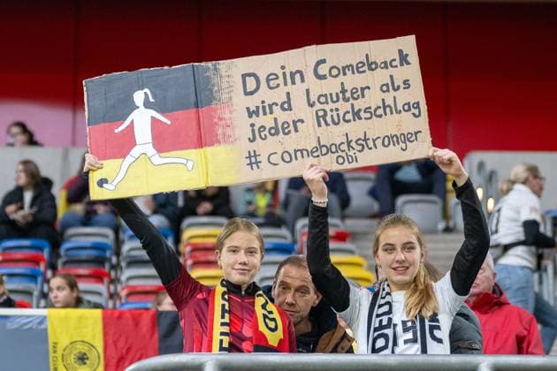 24 10 2025, Soccer match, Womens Nations League, semi-final, round 1 of 2, season 2025 2026, Germany France in the Merkur Spiel Arena in Duesseldorf Fans with congratulations for Lena Oberdorf Important note According to the guidelines of FIFA and UEFA, it is prohibited to use or have used photographs taken in the stadium and or from the game in the form of sequential images and or video-like photo series Photo Kirchner Media Thomas Haesler Copyright: xKirchner-Media ThomasxHaeslerx