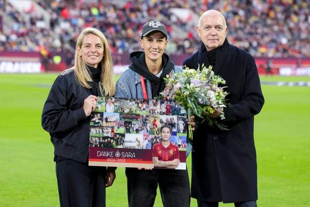 Sara Doorsoun (Germany) wird von Sportdirektorin Frauenfussball Nia Kuenzer (Germany) und Praesident Bernd Neuendorf (Germany) aus der Nationalmannschaft verabschiedet, UEFA Women s Nations League 2024 25 Semi-finals 1st leg, Germany and France, Duesseldorf Arena am 24. October 2025 in Duesseldorf, Deutschland. (Foto von Marco Steinbrenner DeFodi Images) Sara Doorsoun (Germany) is bid farewell by Women s Football Director Nia Kuenzer (Germany) and President Bernd Neuendorf (Germany) from the national team, Nationalteam UEFA Women s Nations League 2024 25 Semi-finals 1st leg, Germany and France, Duesseldorf Arena, October 24, 2025 in Duesseldorf, Germany. (Photo by Marco Steinbrenner DeFodi Images) Sara Doorsoun Germany is bid farewell by Women s Football Director Nia Kuenzer Germany and President Bernd Neuendorf Germany from the national team, UEFA Women s Nations League 2024 25 Semi finals 1st leg, Germany and France, Duesseldorf Arena on October 24, 2025 in Duesseldorf, Germany Photo by Marco Steinbrenner DeFodi Images Sara Doorsoun Germany is bid farewell by Women s Football Director Nia Kuenzer Germany and President Bernd Neuendorf Germany from the national team, UEFA Women s Nations League 2024 25 Semi finals 1st leg, Germany and France, Duesseldorf Arena, October 24, 2025 in Duesseldorf, Germany Photo by Marco Steinbrenner DeFodi Images