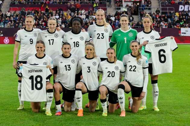 Die Spielerinnen der deutschen Nationalmannschaft stellen sich zum Mannschaftsfoto auf, UEFA Women s Nations League 2024 25 Semi-finals 1st leg, Germany and France, Duesseldorf Arena am 24. October 2025 in Duesseldorf, Deutschland. (Foto von Marco Steinbrenner DeFodi Images) The German Players pose for a team photo, UEFA Women s Nations League 2024 25 Semi-finals 1st leg, Germany and France, Duesseldorf Arena, October 24, 2025 in Duesseldorf, Germany. (Photo by Marco Steinbrenner DeFodi Images) The players of the German national team pose for a team photo, UEFA Women s Nations League 2024 25 Semi finals 1st leg, Germany and France, Duesseldorf Arena, October 24, 2025 in Duesseldorf, Germany Photo by Marco Steinbrenner DeFodi Images The German Players pose for a team photo, UEFA Women s Nations League 2024 25 Semi finals 1st leg, Germany and France, Duesseldorf Arena, October 24, 2025 in Duesseldorf, Germany Photo by Marco Steinbrenner DeFodi Images