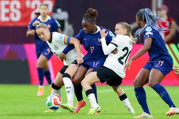 Giulia Gwinn (Germany), Sandy Baltimore (France) und Elisa Senss (Germany) kaempfen um den Ball, UEFA Women s Nations League 2024 25 Semi-finals 1st leg, Germany and France, Duesseldorf Arena am 24. October 2025 in Duesseldorf, Deutschland. (Foto von Marco Steinbrenner DeFodi Images) Giulia Gwinn (Germany), Sandy Baltimore (France) und Elisa Senss (Germany) battle for the ball, UEFA Women s Nations League 2024 25 Semi-finals 1st leg, Germany and France, Duesseldorf Arena, October 24, 2025 in Duesseldorf, Germany. (Photo by Marco Steinbrenner DeFodi Images) Giulia Gwinn Germany , Sandy Baltimore France and Elisa Senss Germany battle for the ball, UEFA Women s Nations League 2024 25 Semi finals 1st leg, Germany and France, Duesseldorf Arena on October 24, 2025 in Duesseldorf, Germany Photo by Marco Steinbrenner DeFodi Images Giulia Gwinn Germany , Sandy Baltimore France and Elisa Senss Germany battle for the ball, UEFA Women s Nations League 2024 25 Semi finals 1st leg, Germany and France, Duesseldorf Arena, October 24, 2025 in Duesseldorf, Germany Photo by Marco Steinbrenner DeFodi Images