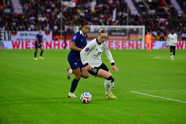 24 10 2025 Duesseldorf Football, Women, Season 2025 2026, UEFA Nations League, Semifinal, Germany vs France duel between v li Delphine Cascarino France , Franziska Kett Germany DFL regulations prohibit any use of photographs as image sequences and or quasi video Merkur Spiel Arena NRW Germany