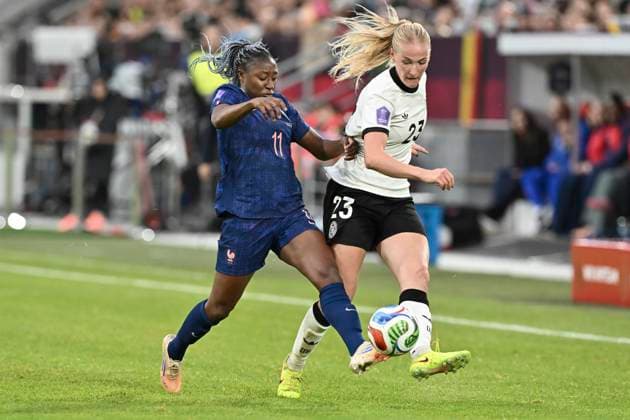 v li in duel Kadidiatou Diani France 11 Camilla Küver Kuever Germany 23 24 10 2025 Soccer UEFA Womens Nations League, Germany vs. France, Merkur Spiel Arena, Duesseldorf, Copyright: xpepphotox xHorstxMauelshagenx pep00321, pep_20251024_hm_173212