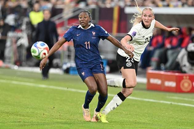 v li in duel Kadidiatou Diani France 11 Camilla Küver Kuever Germany 23 24 10 2025 Soccer UEFA Womens Nations League, Germany vs. France, Merkur Spiel Arena, Duesseldorf, Copyright: xpepphotox xHorstxMauelshagenx pep00321, pep_20251024_hm_173216