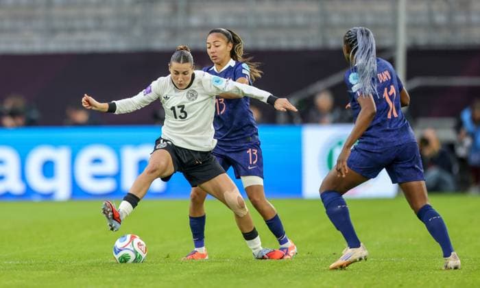 DEU, Düsseldorf, Germany vs France, UEFA Women s Nations League, UEFA, season 2526, Merkur Spiel Arena, semi-final, first leg in the picture from left to right Carlotta Wamser Germany, Bayer Leverkusen , Selma Bacha France , duel DFB DFL REGULATIONS PROHIBIT ANY USE OF PHOTOGRAPHS AS IMAGE SEQUENCES AND OR QUASI VIDEO, 24 10 2025 Copyright: HMBxMedia HendrikxHamelau