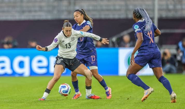 DEU, Düsseldorf, Germany vs France, UEFA Women s Nations League, UEFA, season 2526, Merkur Spiel Arena, semi-final, first leg in the picture from left to right Carlotta Wamser Germany, Bayer Leverkusen , Selma Bacha France , duel DFB DFL REGULATIONS PROHIBIT ANY USE OF PHOTOGRAPHS AS IMAGE SEQUENCES AND OR QUASI VIDEO, 24 10 2025 Copyright: HMBxMedia HendrikxHamelau