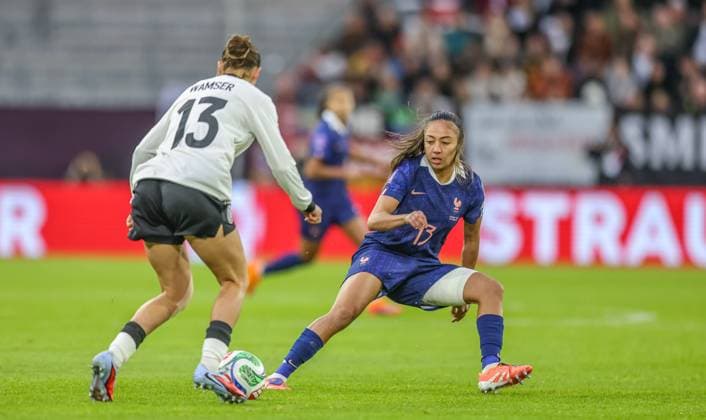 DEU, Düsseldorf, Germany vs France, UEFA Women s Nations League, UEFA, season 2526, Merkur Spiel Arena, semi-final, first leg in the picture from left to right Carlotta Wamser Germany, Bayer Leverkusen , Selma Bacha France , duel DFB DFL REGULATIONS PROHIBIT ANY USE OF PHOTOGRAPHS AS IMAGE SEQUENCES AND OR QUASI VIDEO, 24 10 2025 Copyright: HMBxMedia HendrikxHamelau