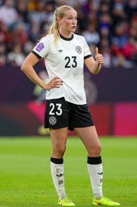Düsseldorf, Germany, 24 10 25 Camilla Küver Germany gestures, gestures during the UEFA Women s Nations League semi-final between Germany vs France at the Merkur Spiel Arena Düsseldorf Merkur Spiel Arena North Rhine Westphalia Germany Copyright: xBrauer-Fotoagenturx xAdrianxSchlx