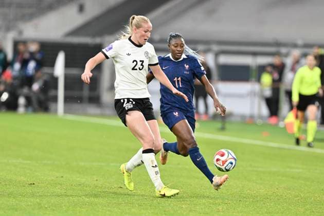 v li in duel Camilla Küver Kuever Germany 23 Kadidiatou Diani France 11 24 10 2025 Soccer UEFA Womens Nations League, Germany vs. France, Merkur Spiel Arena, Duesseldorf, Copyright: xpepphotox xHorstxMauelshagenx pep00321, pep_20251024_hm_173200