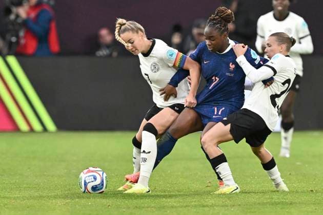 v li fighting for the ball Giulia Gwinn Germany 7 Sandy Baltimore France 17 Elisa Senß Germany 20 24 10 2025 Soccer UEFA Womens Nations League, Germany vs. France, Merkur Spiel Arena, Duesseldorf, Copyright: xpepphotox xHorstxMauelshagenx pep00321, pep_20251024_hm_173178