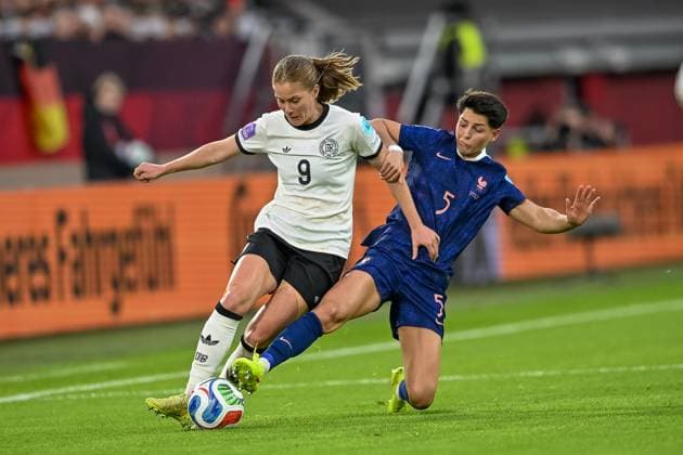 24 10 2025, Soccer international, Womens Nations League, semi-final, round 1 of 2, season 2025 2026, Germany France in the Merkur Spiel Arena in Duesseldorf duel between Sjoeke Nuesken Germany, 09 and Elisa De Almeida France, 05 Important note In accordance with FIFA and UEFA regulations, it is prohibited to use or have used photographs taken in the stadium or of the match in the form of sequential images or video-like photo series Foto Kirchner Media Thomas Haesler Copyright: xKirchner-Media ThomasxHaeslerx