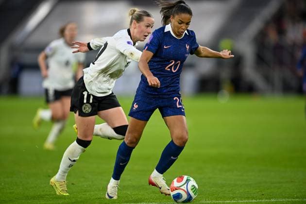 24 10 2025, Soccer international, Womens Nations League, semi-final, round 1 of 2, season 2025 2026, Germany France in the Merkur Spiel Arena in Duesseldorf duel between Lea Schueller Germany, 11 and Delphine Cascarino France, 20 Important note According to FIFA or UEFA regulations, it is prohibited to use or have used photographs taken in the stadium and or of the match in the form of sequential images and or video-like photo series Photo Kirchner Media Thomas Haesler Copyright: xKirchner-Media ThomasxHaeslerx