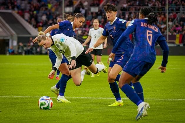 Football UEFA Womens Nations League 2024 25, semi-final Germany vs France Merkur Spiel Arena Düsseldorf Franziska Kett Germany, 17 with Maëlle Lakrar Maelle Lakrar France, 2 Elisa De Almeida France, 5 Oriane Jean Francois Oriane Jean Francois France, 6 Copyright: xJOERANxSTEINSIEKx