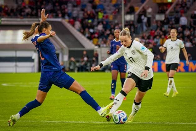Football UEFA Womens Nations League 2024 25, semi-final Germany vs France Merkur Spiel Arena Düsseldorf Franziska Kett Germany, 17 Maëlle Lakrar Maelle Lakrar France, 2 Copyright: xJOERANxSTEINSIEKx