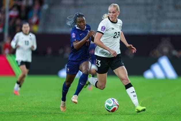 Soccer Women UEFA Womens Nations League Semifinal Germany France on 24 10 2025 at Merkurs Spiel Arena in Düsseldorf Kadidiatou Diani France , left Camilla Küver Germany , right DFB regulations prohibit any use of photographs as image sequences and or quasi video xJRx