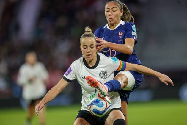 DEU, Düsseldorf, Germany vs France, UEFA Women s Nations League, UEFA, season 2526, Merkur Spiel Arena, semi-final, first leg in the picture from left to right Giulia Gwinn Germany, FC Bayern Munich , Selma Bacha France , duel DFB DFL REGULATIONS PROHIBIT ANY USE OF PHOTOGRAPHS AS IMAGE SEQUENCES AND OR QUASI VIDEO, 24 10 2025 Copyright: HMBxMedia HendrikxHamelau