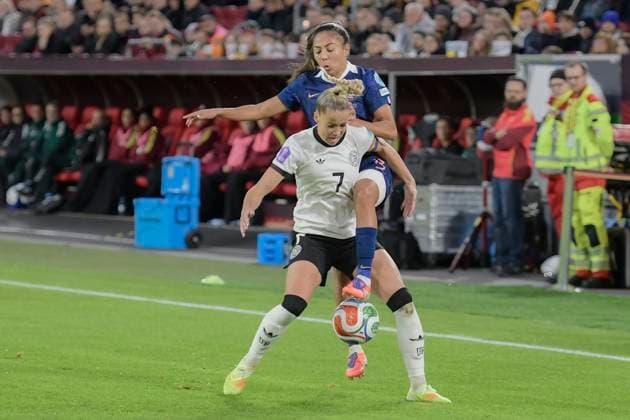 v li in duel Selma Bacha France 13 Giulia Gwinn Germany 7 24 10 2025 Soccer UEFA Womens Nations League, Germany vs. France, Merkur Spiel Arena, Duesseldorf, Copyright: xpepphotox xHorstxMauelshagenx pep00321, pep_20251024_hm_173278
