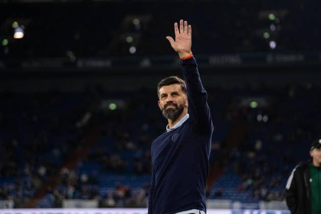 GER, 2 FBL, FC Schalke 04 vs SV Darmstadt 98 24 10 2025, Veltins Arena, Gelsenkirchen, GER, 2 FBL, FC Schalke 04 vs SV Darmstadt 98 in picture Miron MusliÄ‡ Muslic Head Coach, FC Schalke 04 waves, laughs, grins nordphotoxGmbHxx xChristianxSchulze nph000300